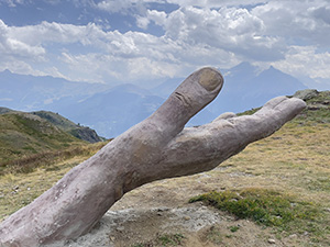 Una mano che esce dal terreno