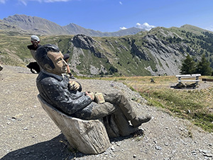 Due sedili sia per le statue che per i visitatori