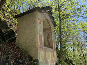 Una santella nel bosco con vari affreschi