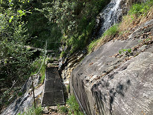 Cascata, passerella e catene