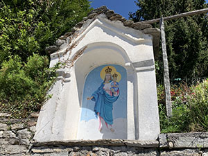 Santella con affresco raffigurante una Madonna col Bambino