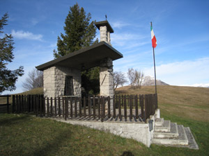 La Cappelletta degli Alpini accanto al laghetto"