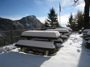 Panchine innevate davanti al rifugio