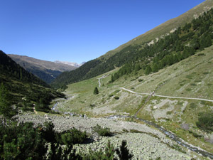 Veduta sulla strada lungo la sponda opposta del torrente