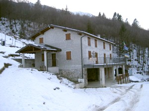Il Rifugio Mottafoiada durante il periodo invernale