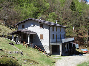 Passiamo accanto al Rifugio Mottafoiada