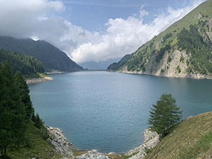 In fondo al lago si scorge la diga