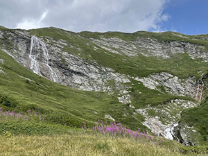 La grande cascata dalla piana di Trachee