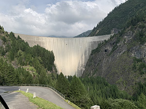 La diga del Lago Luzzone vista dall'auto