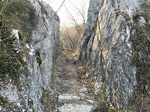 Passaggio tra due rocce "Strecc di Cudegn" (4-5 itin.)