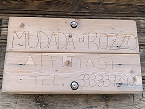... e la raggiungiamo. Sulla porta vediamo il numero telefonico.