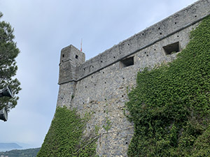 Saliamo a lato del Castello Doria