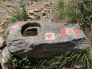 Una delle pietre forate che abbiamo trovato accanto al sentiero