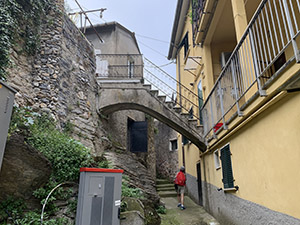 Passiamo sotto ad un'arco