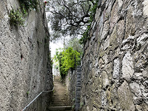 Saliamo una gradinata tra due alte mura