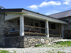 Il portico del rifugio