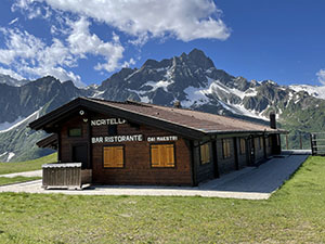 Lasciamo a sinistra il Rifugio Nigritella