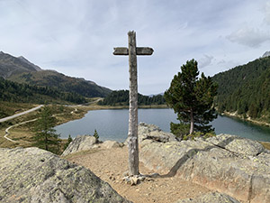 Dosso con croce e vista sul lago