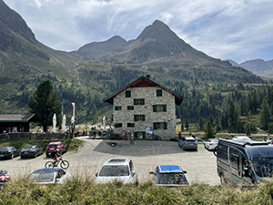 Il parcheggio dietro al rifugio