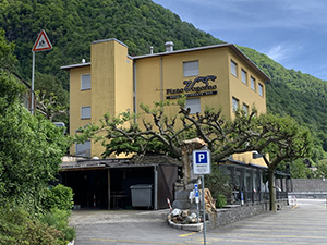 A Vogorno, 100 metri dopo questo edificio giallo giriamo a destra