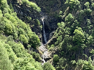Una cascata in lontananza
