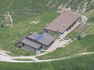 Zoom sul rifugio dal Sentiero delle Capre