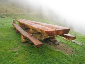 Tavolone accanto al rifugio