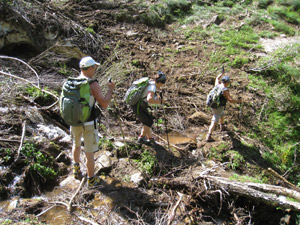 Attraversamento del primo torrente con slavina