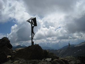 Croce e campana a monte del bivacco