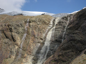 La cascata alimentata dal ghiacciaio del Dosegù
