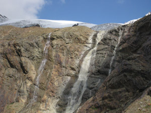 La cascata alimentata dal ghiacciaio del Doseg