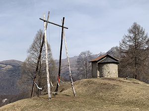 Altalena e retro della cappellina