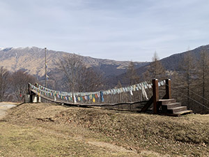 Ponte tibetano e Monte Garzirola