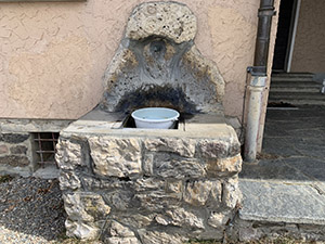 La fontana accanto alla capanna