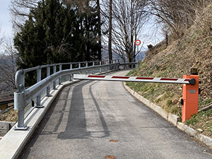 Usciti da paese troviamo una stanga che vieta il passaggio agli automezzi