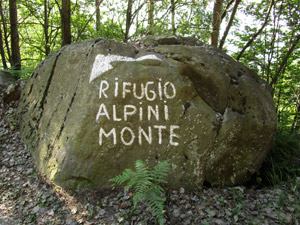 Masso con indicazioni