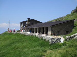 Veduta laterale del rifugio