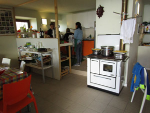 Interno del rifugio: cucina e tavoli
