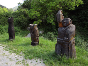 Il primo gruppo di sculture che incontriamo lungo il cammino