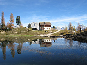Il rifugio riflesso nel Lago Federa