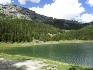 Il Lago Palù in versione estiva (al centro si vede il rifugio)