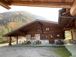 Prima di arrivare al Rifugio Paradiso prendiamo il sentiero alla sinistra