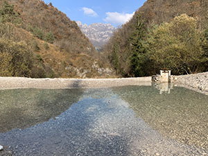 Pozza formata da uno sbarramento sul torrente