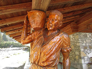 Colonna del rifugio scolpita