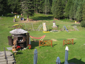 Prati e parco giochi dietro al rifugio