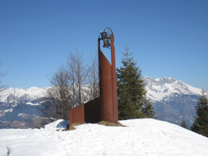 La campana nei pressi dei ruderi della Capanna Ilaria