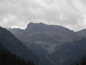 Il Pizzo Zerna in fondo alla valle