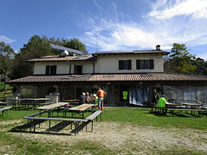 Veduta laterale del Rifugio Passo Nota