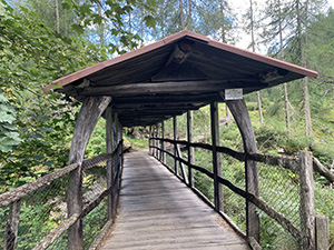 Il ponte coperto molto alto sul Sesia