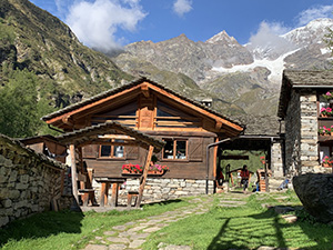 Il Rifugio Pastore e il Monte Rosa